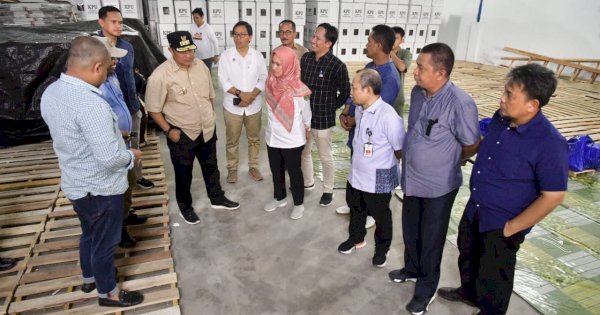 Pastikan Kesiapan Pemilu, Bahtiar Baharuddin Tinjau Gudang Logistik KPU Lutra