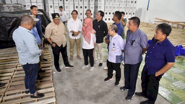 Pastikan Kesiapan Pemilu, Bahtiar Baharuddin Tinjau Gudang Logistik KPU Lutra