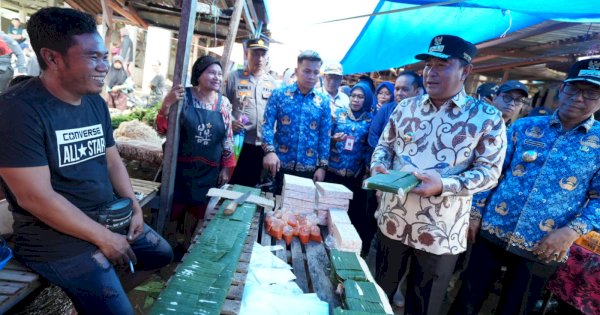 Pj Gubernur Sulsel Tinjau Harga Kebutuhan Pokok di Pasar Takalar