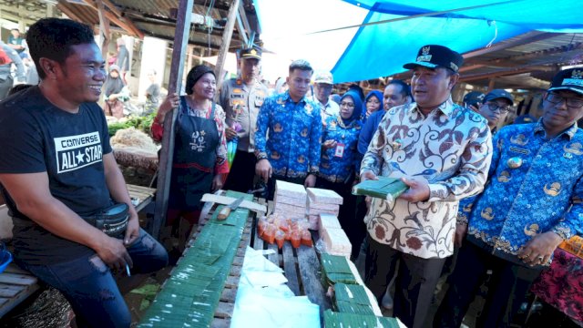 Pj Gubernur Sulsel Tinjau Harga Kebutuhan Pokok di Pasar Takalar