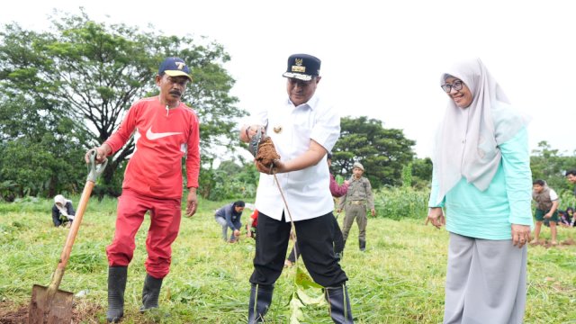 Barisan Muda Putra Tongka Tanam Sukun Bareng Pj Gubernur Sulsel, Dijanji Akan Dibangun Saran Olahraga