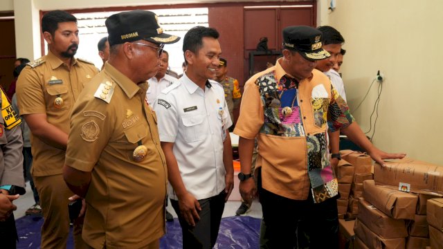 Pj Gubernur Sulsel Tinjau Logistik KPU di Luwu Timur, 1 TPS Terkendala Sinyal