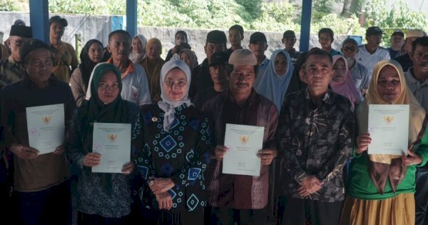 500 Kepala Keluarga Dapat Sertifikat Tanah dari Pemda Lutra 