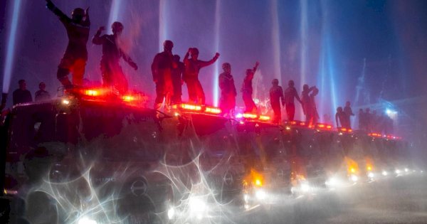 Intip Atraksi Water Dance Damkar Makassar Meriahkan Malam Tahun Baru 