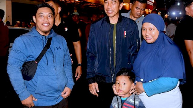 Malam Tahun Baru 2024, Presiden Jokowi Borong Jajanan di Pasar Pon Surakarta
