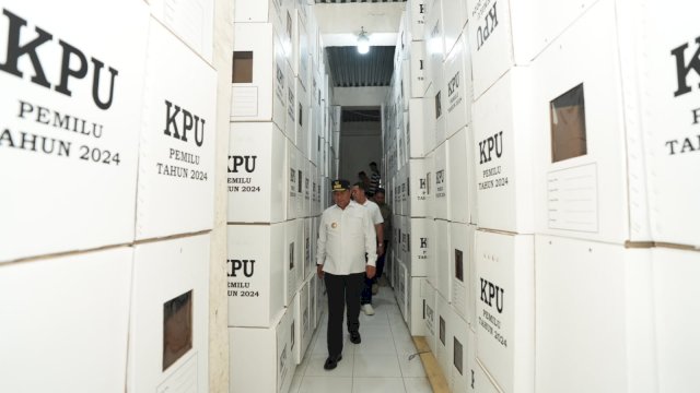 Pj Gubernur Sulsel, Bahtiar Baharuddin saat meninjau logistik Pemilu di KPU Pangkep. 