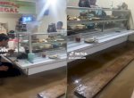 Viral Warteg Ini Masih Jualan Meski Terendam Banjir, Malah Ramai Pembeli