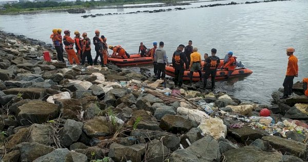 Tim SAR Gabungan Cari Korban Perahu Terbalik di Perairan Makassar 