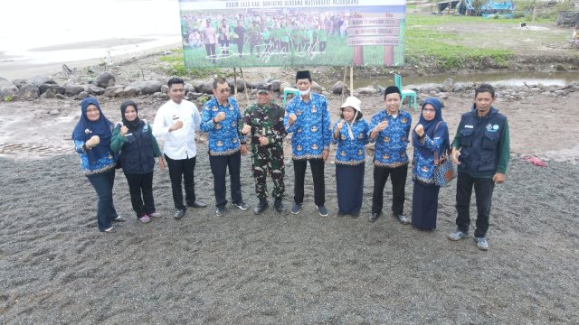 Cegah Abrasi, Huadi Group dan Forkopimda Bantaeng Tanam Mangrove dan Ketapang