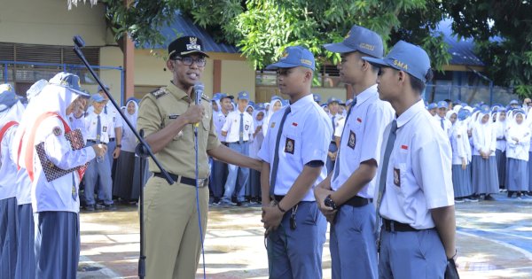 Pj Bupati Takalar Jadi Pembina Upacara SMAN 1: Bangun Kemampuan Literasi dan Sosial