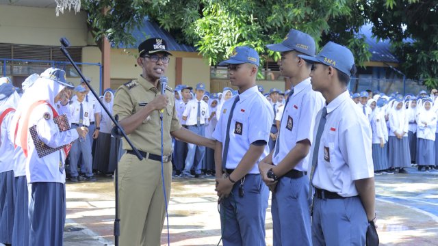 Pj Bupati Takalar Jadi Pembina Upacara SMAN 1: Bangun Kemampuan Literasi dan Sosial