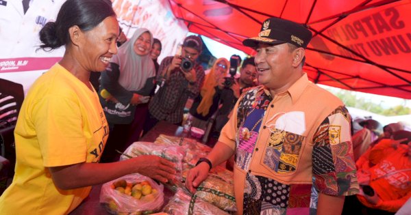 Warga Malili Padati Pasar Murah yang Diadakan Pemprov Sulsel dan Bulog 