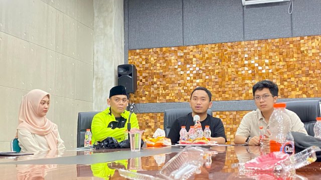 Ketua DPW PPP Sulsel didampingi sejumlah pengurus melakukan jumpa pers di kantornya, Jalan Sungai Saddang, pada Selasa (23/1/2024). 
