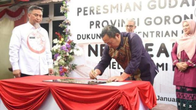 Penjagub Gorontalo Ismail Pakaya (tengah), menggunting pita pada peresmian gudang logistik PMI Provinsi Gorontalo, Selasa (23/1/2024).