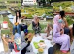 Viral Emak-emak Piknik di Kuburan, Putar Musik hingga Makan Bareng 
