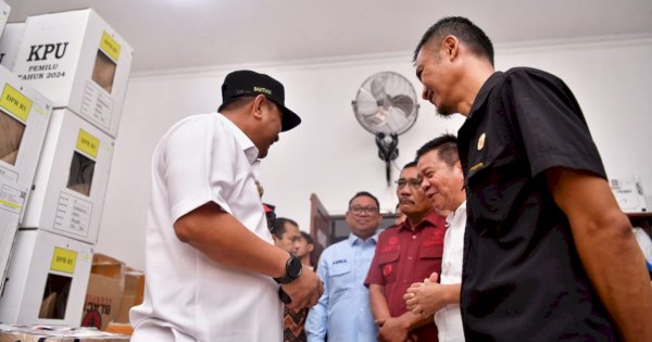 Jelang Pemilu 2024, Bahtiar Baharuddin Tinjau Logistik di KPU Palopo