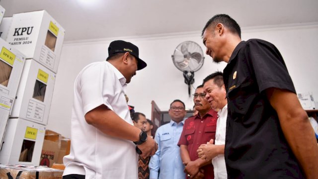 Jelang Pemilu 2024, Bahtiar Baharuddin Tinjau Logistik di KPU Palopo