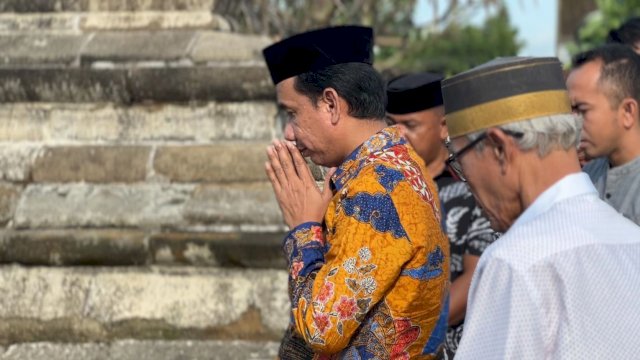 Ketua DPRD Makassar Rudianto Lallo melakukan ziarah di makam-makam Raja Gowa yang berada dalam kompleks pemakaman di Kelurahan Katangka, Kecamatan Somba Opu, Kabupaten Gowa, Kamis (25/1/2024).