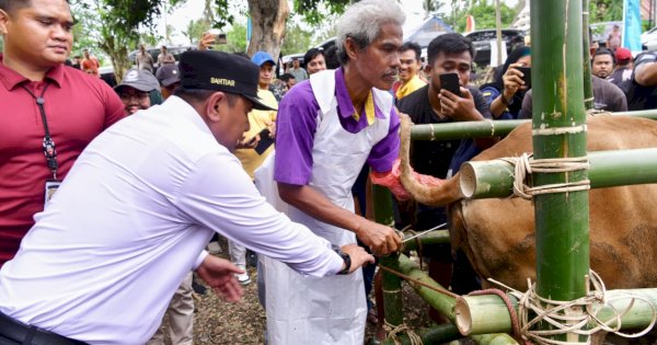 Bahtiar Baharuddin Serahkan Bantuan Rp 2 Miliar untuk Rumah Tangga Miskin di Soppeng