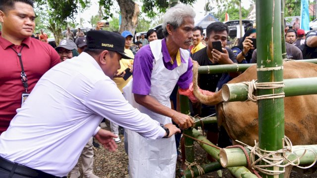 Bahtiar Baharuddin Serahkan Bantuan Rp 2 Miliar untuk Rumah Tangga Miskin di Soppeng