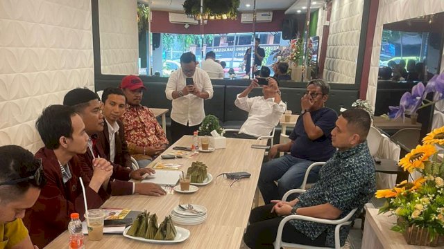 Munafri Arifuddin bersama Aliansi Perawat Sulsel berdiskusi di sebuah cafe di Kota Makassar. 