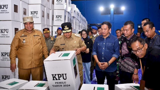 Penjabat Gubernur Sulsel, Bahtiar Baharuddin, terus turun ke kabupaten kota di Sulsel untuk memastikan kesiapan logistik jelang Pemilu yang akan digelar 14 Februari 2024 mendatang. Di Kabupaten Maros, terungkap jika 99 persen logistik Pemilu telah siap.