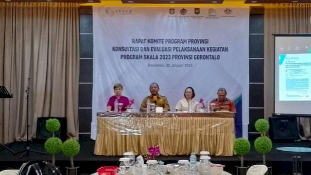 Sekdaprov Gorontalo Sofian Ibrahim saat menghadiri rapat komite Program Kemitraan Australia-Indonesia Sinergi dan Kolaborasi untuk Akselerasi Layanan Dasar (SKALA) berlangsung di Manna Caffee and Bakery, Gorontalo, pada Selasa (30/1/2024).