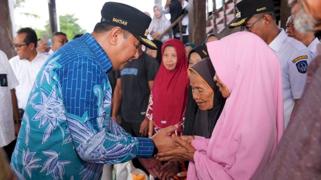 Pemprov Sulsel Salurkan Bantuan Pangan Pemerintah Pusat untuk Warga Miskin di Takalar