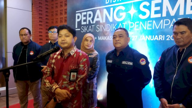 Kepala Dinas Ketenagakerjaan Pemprov Sulsel Ardiles Saggaf bersama Kepala BP2MI Beny Ramdani dan Anggota DPR RI Aliyah Mustika dalam sesi jumpa pers di sela-sela kegiatan "Perang Semesta Sikat Sindikat Penempatan Pekerja Migran Indonesia", di Hotel The Rinra, Jalan Metro Tanjung Bunga, Makassar, pada Jumat (26/1/2024). 