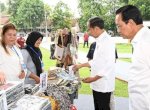 Jokowi Beli Celana Produk Nasabah Mekar, Harganya Hanya Rp 15 Ribu 