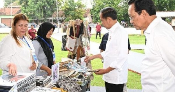 Jokowi Beli Celana Produk Nasabah Mekar, Harganya Hanya Rp 15 Ribu 