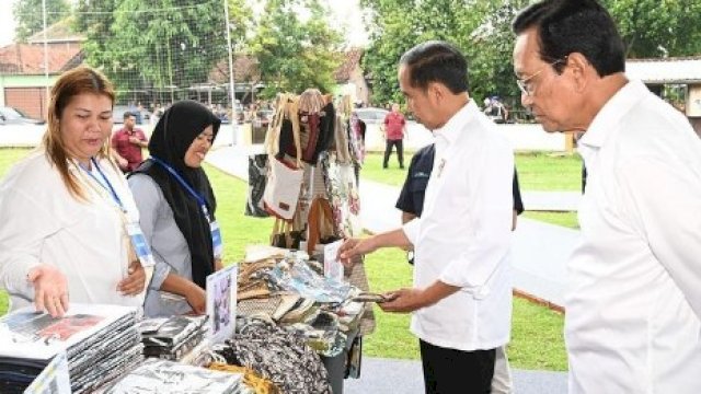 Jokowi Beli Celana Produk Nasabah Mekar, Harganya Hanya Rp 15 Ribu 