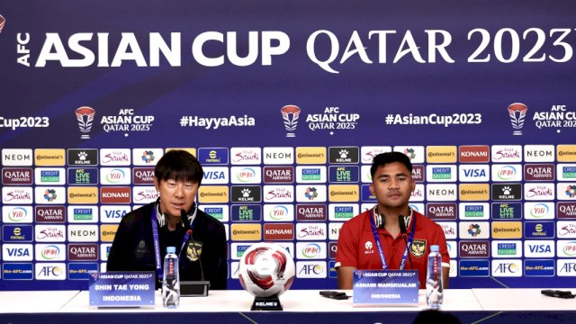 Pelatih Timnas Indonesia, Shin Tae-yong bersama kapten timnas, Asnawi Mangkualam dalam sesi jumpa pers pre-match Piala Asia 2023, menghadapi Timnas Irak. (Dok PSSI) 