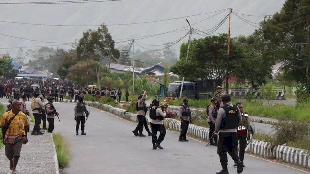 Bentrok antar pendukung peserta Pemilu 2024 terjadi di beberapa distrik di Puncak Jaya, Papua Tengah.