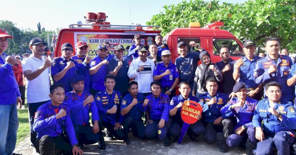 Pj Gubernur Sulsel Serahkan 1 Unit Bantuan Mobil Damkar ke Pemkab Wajo