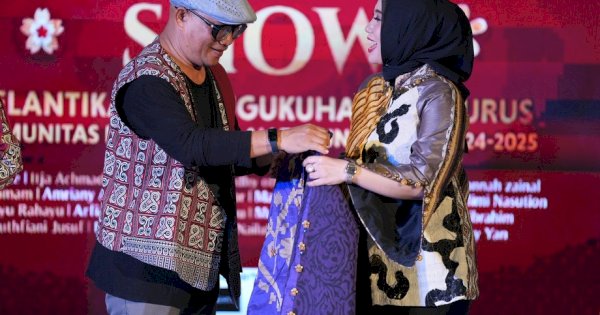 Sofha Marwah Bahtiar Lantik dan Kukuhkan Pengurus Komunitas Designer Olah Tenun Sulsel