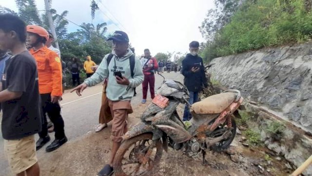 Salah satu motor yang dievakuasi Tim SAR Gabungan saat proses pencarian korban tanah longsor di Desa Bonglo, Bastem Utara, Kabupaten Luwu, Sulawesi Selatan (Sulsel) pada Senin (25/2/2024). (Ist) 