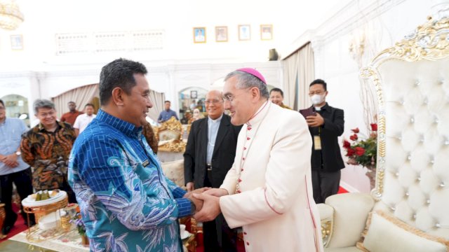 Penjabat Gubernur Sulsel, Bahtiar Baharuddin, menjamu Dubes Vatikan Monsinyur Pioppo, Ketua Konferensi Waligereja Indonesia KWI Monsinyur Anton dan Para Uskup, di Rujab Gubernur Sulsel, Rabu, 31 Januari 2024. 