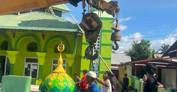 Terpasang Kubah Masjid Jami Rahmat, Kades Borong Loe: Terima kasih Huadi Group