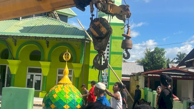 Terpasang Kubah Masjid Jami Rahmat, Kades Borong Loe: Terima kasih Huadi Group