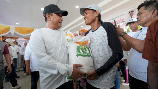 Pemprov Sulsel Salurkan Bantuan Pangan Presiden Jokowi untuk Warga Kurang Mampu di Jeneponto