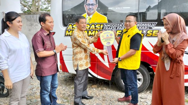 Anggota DPR RI Muhammad Fauzi Serahkan 1 Unit Bus ke Yayasan Kesehatan Gereja Toraja