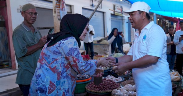 Pj Gubernur Sulsel Jalan Santai Bersama Warga dan Cek Harga Kebutuhan Pokok di Pasar Bantaeng