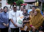 Pj Gubernur dan Pj Ketua PKK Sulsel Salurkan Bantuan Pangan Presiden Jokowi untuk Warga Bone