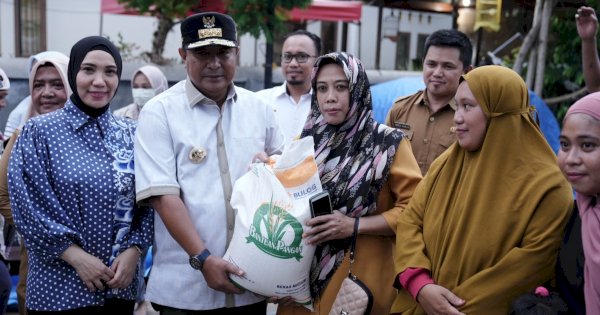 Pj Gubernur dan Pj Ketua PKK Sulsel Salurkan Bantuan Pangan Presiden Jokowi untuk Warga Bone