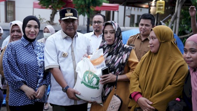 Penjabat Gubernur Sulsel Bahtiar Baharuddin dan Penjabat Ketua TP PKK Sulsel, Sofha Marwah Bahtiar, menyerahkan bantuan pangan dari Presiden Jokowi kepada masyarakat Kabupaten Bone (5/2/2024). 