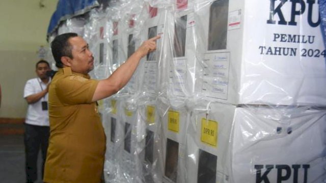 Penjagub Gorontalo Ismail Pakaya melihat kotak suara yang akan didistribusikan di kantor KPU Kota Gorontalo, Senin (12/2/2024).