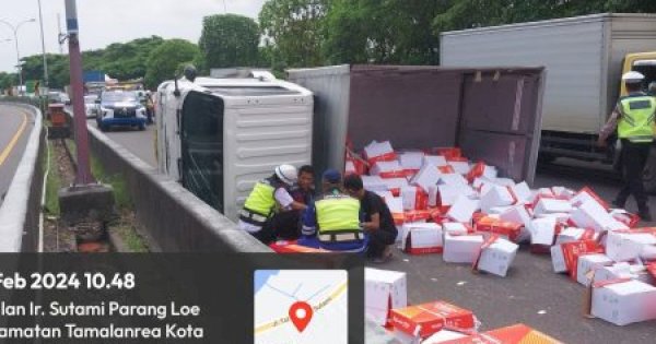 Gara-gara Ban Pecah, Mobil Box Tergulig di Tol Reformasi Makassar