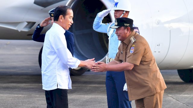 Presiden RI, Joko Widodo saat tiba di Bandara Internasional Sultan Hasanuddin, Kabupaten Maros, Provinsi Sulawesi Selatan, Rabu, 21 Februari 2024, sekira pukul 17.30 WITA.