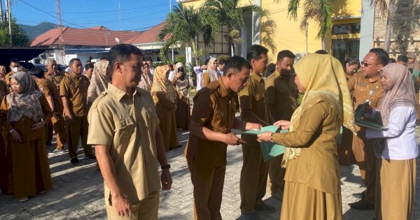 Inspektorat Gorontalo Serahkan SK Kenaikan Jabatan dan SK Pengukuhan Jabatan Pelaksana 20 Pegawai